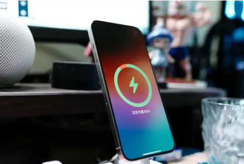 毛感乡苹果15换屏服务分享用什么充电器给iPhone15充电更好 
